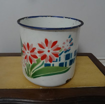 Old enamel cup large tea cylinder in the last century Dalian produces floral enamel cups in kind photos nostalgic old collection props swing pieces