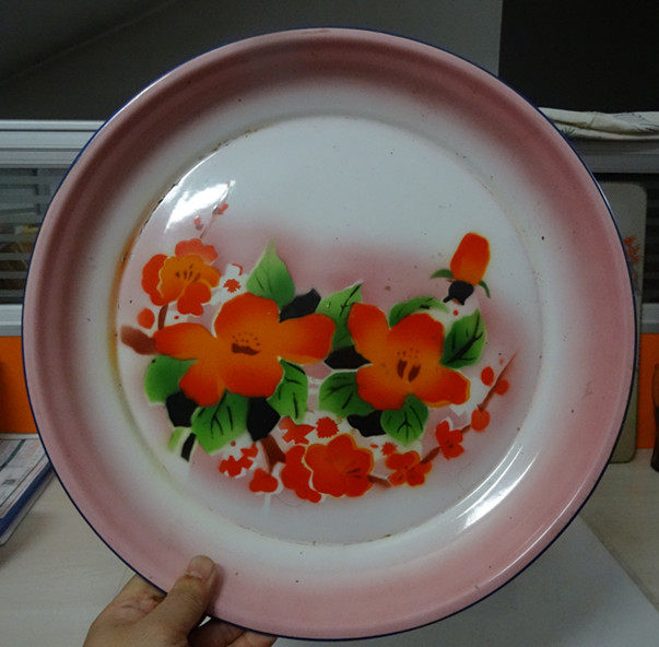 Old enamel tray Cultural Revolution Floral grain old enamel bowls folk nostalgic home real photo shoots with a picture of a retro swing piece
