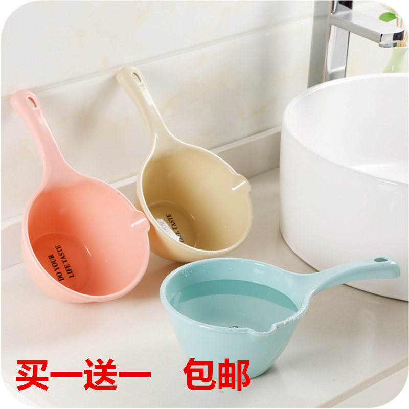 2 dress Kitchen Water Spoons Plastic Thickened water ladle Long handle Water Scoop Child Wash Cup Bath Ladywater Scoop Shampoo Cup