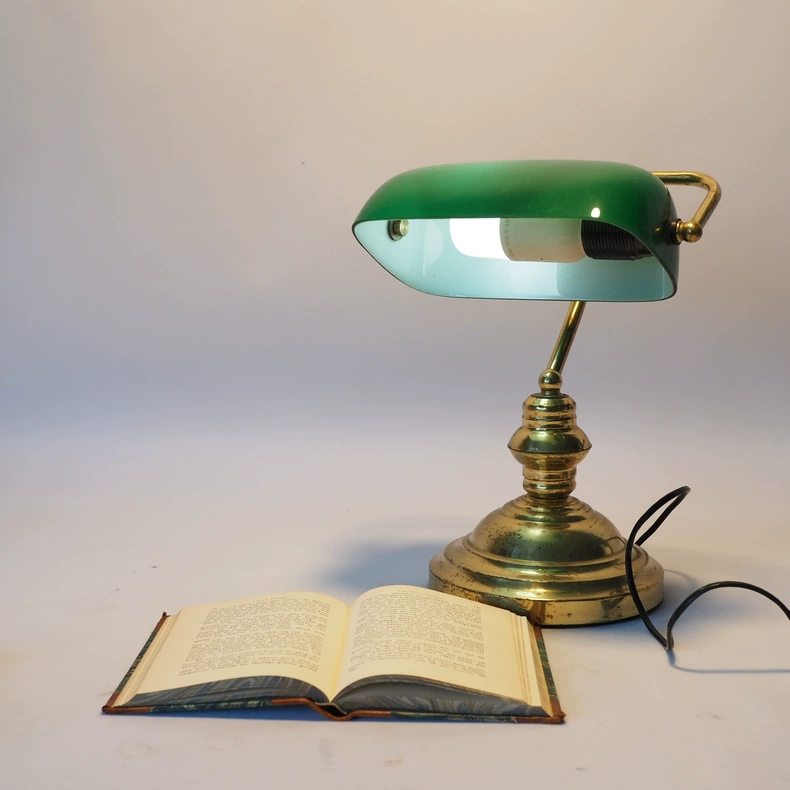 Nostalgic Vintage Desk Lamp, Old Shanghai Bank Lamp, Office Lighting, Old Objects, Retro Decorative Ornaments, Display Function Ok