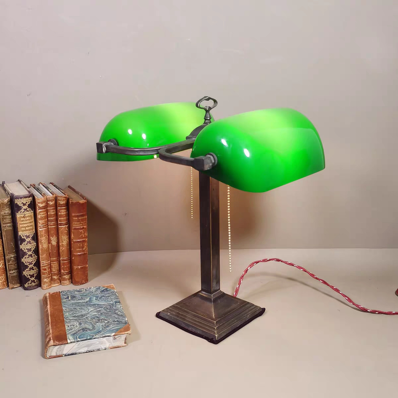 Nostalgic Old Objects from the Republic of China Period, Bank-Style Table Lamp, Vintage Study Room, Bedroom Bedside Decorative Table Lamp, Good for Collection, Good Functionality Nostalgic Old Objects from the Republic of China Period, Bank-Style Table Lamp, Vintage Study Room, Bedroom Bedside Decorative Table Lamp, Good for Collection, Good Functionality