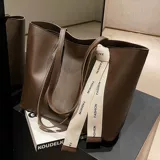 Вместительная и большая сумка на одно плечо для отдыха, коллекция 2023