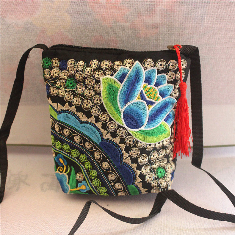 2016 New Ethnic Wind Bag Embroidered Bag Embroidered Bag Embroidered Bag Lady Mini Packet Slanted Satchel Bag