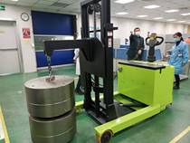 Forward-moving all-electric mobile small crane stacking hydraulic rotary mold changing battery battery loading and unloading truck