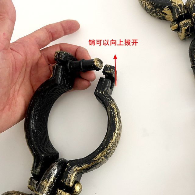 ການສະແດງເວທີ Li Yuhe chain cuffs props plastic simulation locks shackles Halloween coil bracelets and anklets chains