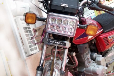 Honda cg125 xe máy nam bóng đèn LED phía trước bóng đèn Prince GN125 điện ba bánh sửa đổi đèn led cos vàng pha trắng