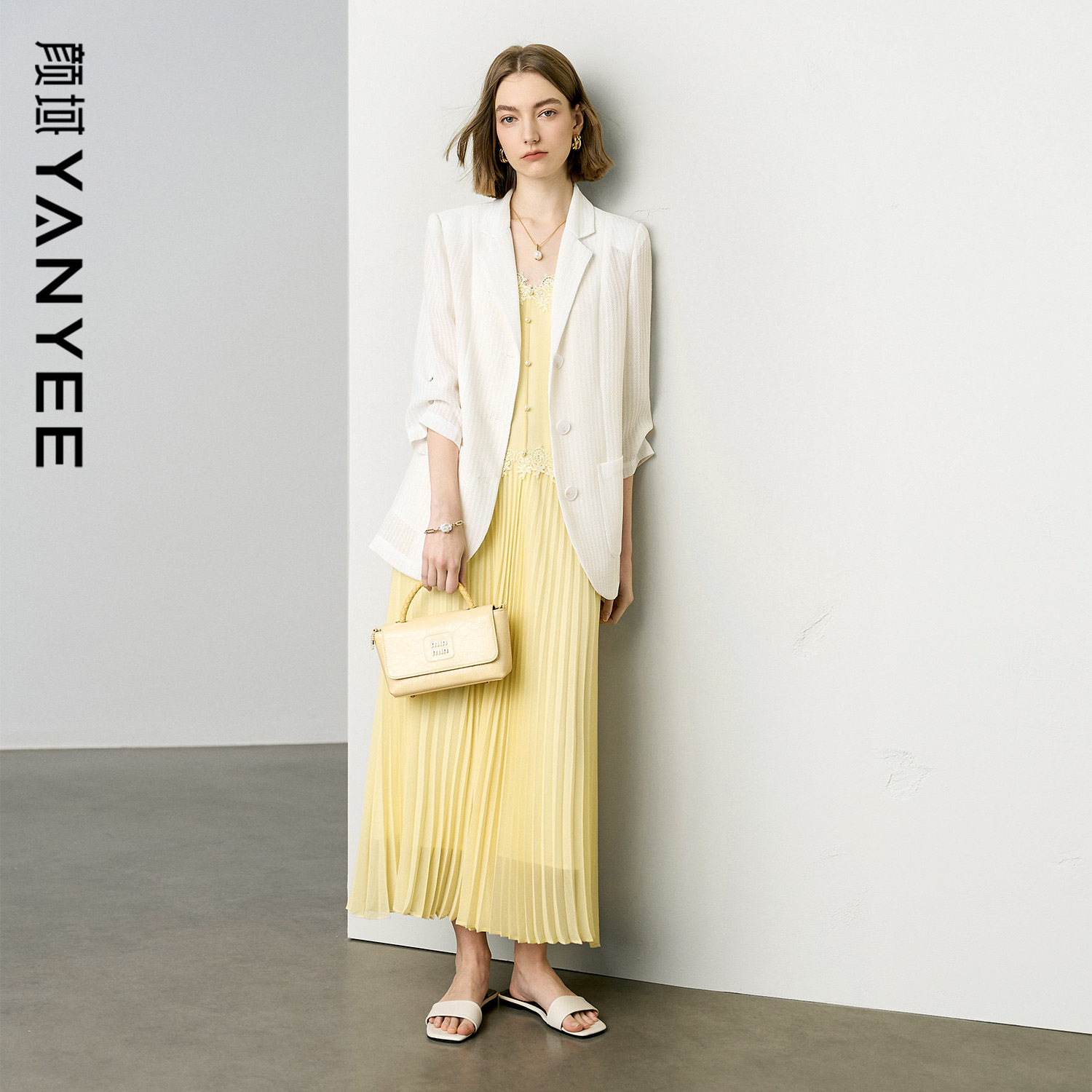 ヤン・ユーさんは、2026年夏の新作フェイクツーピースサスペンダードレスとスーツジャケットのセットを女性向けにコーディネートしました。