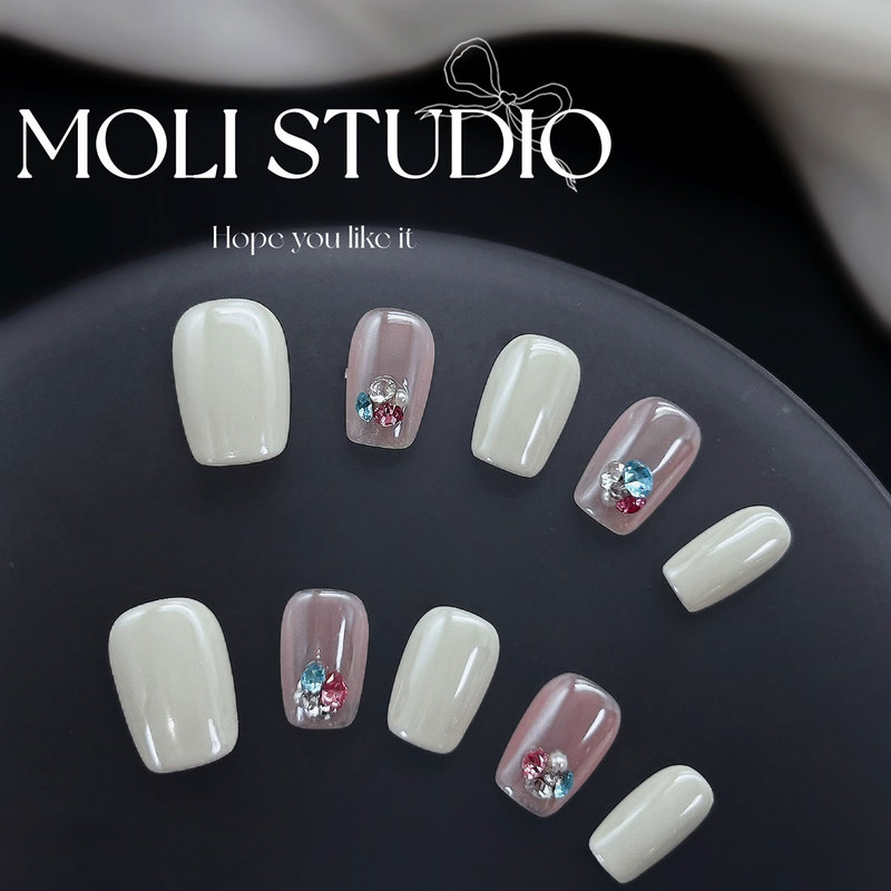 Molinail Plain White Flower Mirror Press-On Nails, Medium-Short Style, 2026 New Model, High-End Nail Art, Brightening Effect, Finished Nails Molinail Plain White Flower Mirror Press-On Nails, Medium-Short Style, 2026 New Model, High-End Nail Art, Brightening Effect, Finished Nails