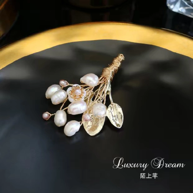 芊 Trâm cài ngọc trai nước ngọt tự nhiên Corsage Pin Korea Phụ kiện quần áo khí quyển sang trọng trâm hoa cài áo