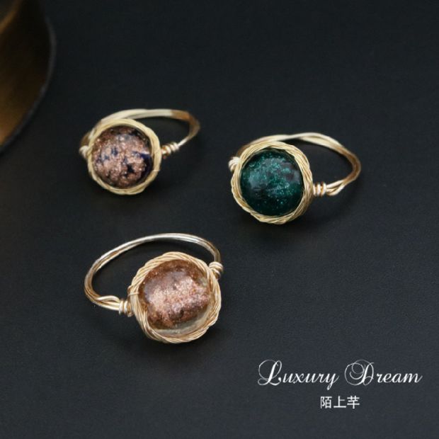 Design Thiết kế ban đầu Nhẫn ngón trỏ màu đỏ nữ Hàn Quốc Tính cách đơn giản Bản giao hưởng Hạt thủy tinh nhẫn cầu hôn pnj
