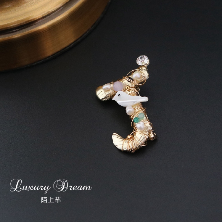 陌上 trâm cài phụ kiện nữ cá tính khí phong cách baroque chữ nhỏ pin cố định quần áo boutonniere logo cài áo