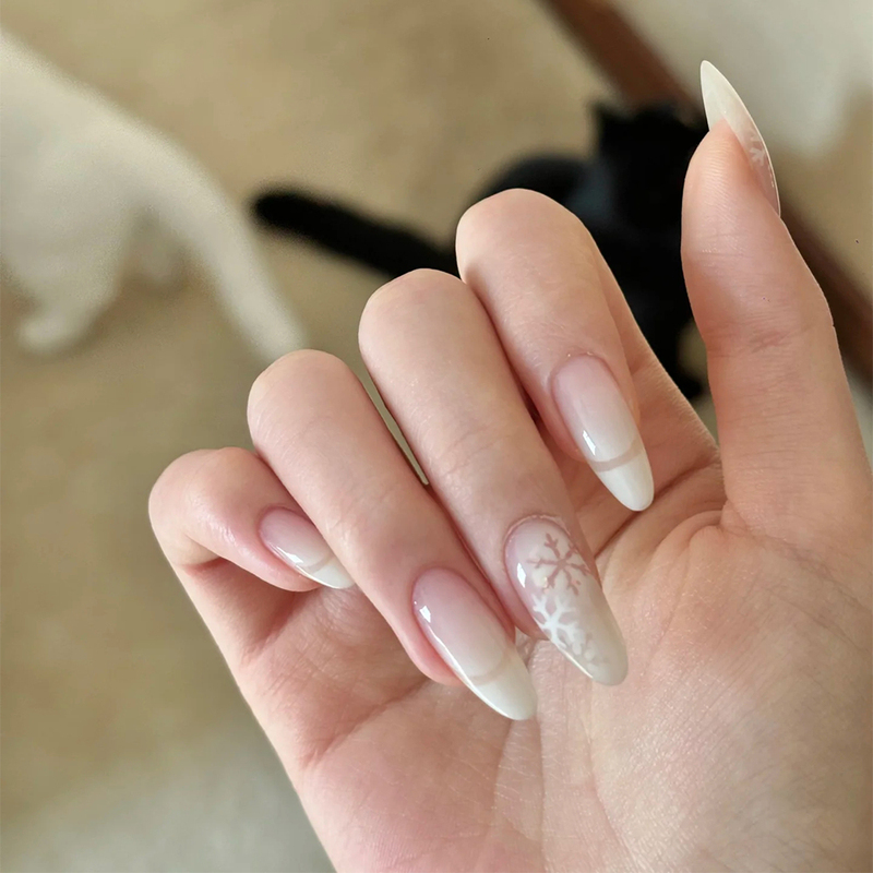 Oh, Ni~ Handmade Autumn and Winter Christmas Snowflake Nail Stickers, High-End Milky White Gradient Press-On Nails, Minimalist Style