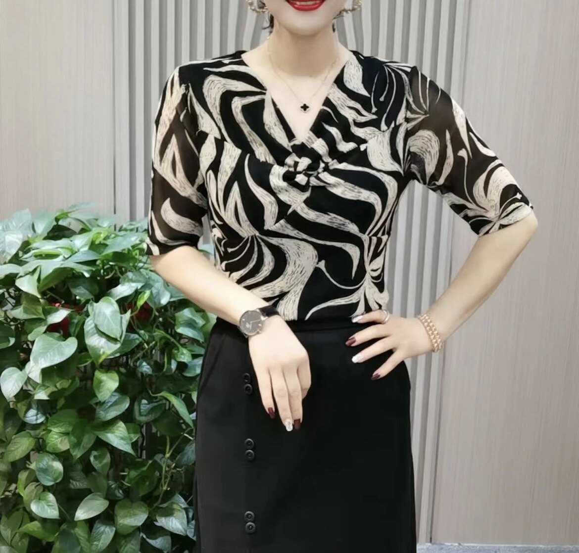 妈妈装时尚V领弹力纱小衫2026春夏新款中年女装减龄百搭显瘦上衣