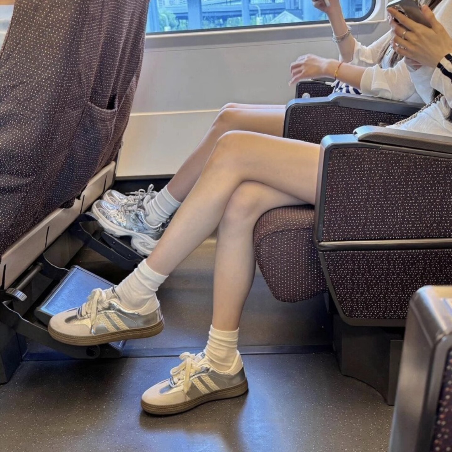 复古银色德训鞋女2026春夏新款平底休闲包鞋板鞋蕾丝边运动阿甘鞋