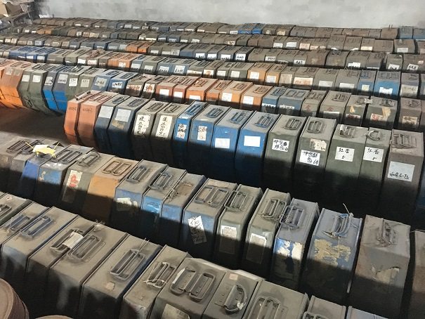 35 mm movie copy film negatives 35mm blockbuster box movie attached to the catalogue