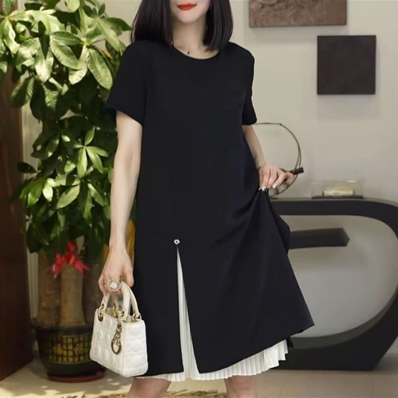Plus-Size Fashion 2026 Summer Two-Piece Patchwork Accordion Pleated Design Slightly Chubby mm Dress That Covers the Body, Black Skirt