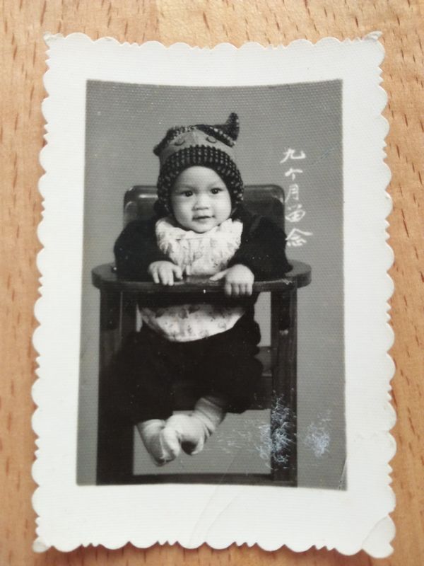 Original old photos from the 1950s, nine-month-old photo of children in flower clothes 44*65mm YY 1409