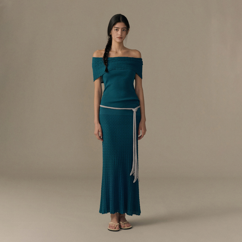 [in Stock/Sun Leyan's Same Style] O Cloche Code Thin Knit Off-Shoulder Top and Slim Skirt Women's Suit