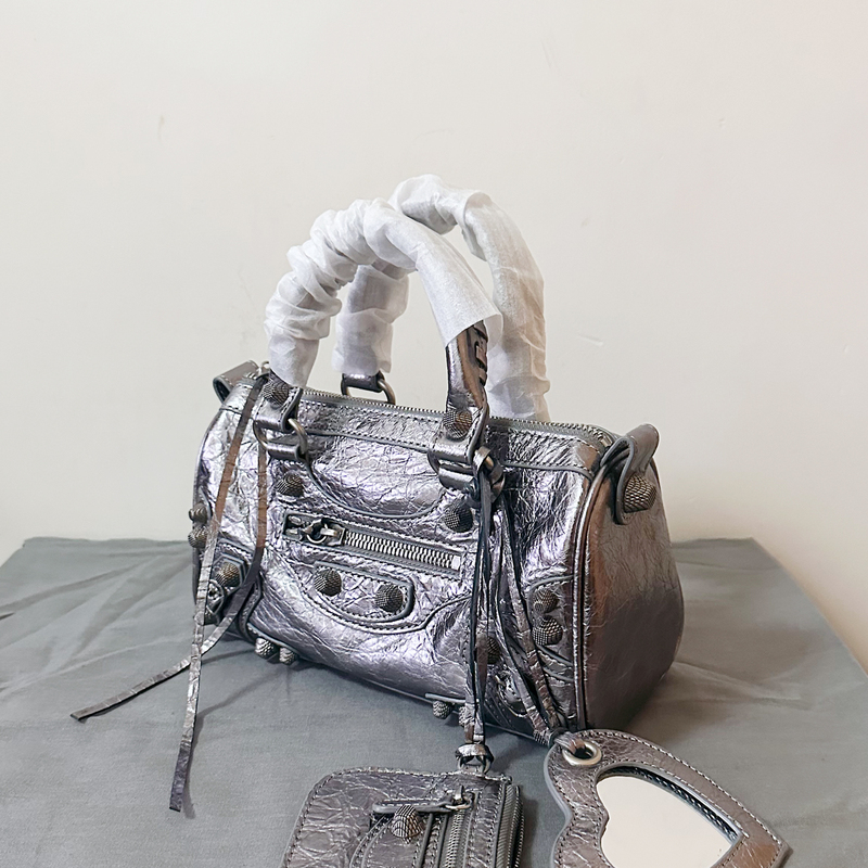 New High-End Retro Cracked Sheepskin Motorcycle Bag Genuine Leather Pillow Bag Large Capacity Studded Travel Bag Women's Bag New High-End Retro Cracked Sheepskin Motorcycle Bag Genuine Leather Pillow Bag Large Capacity Studded Travel Bag Women's Bag