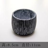 Черный цементный бассейн