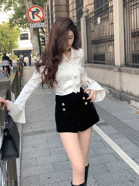 Hollinna High-Waisted Velvet Shorts for Women, Spring and Autumn 2025 New Style, Straight-Leg, Slimming, Trendy, Winter Black, High-End, Versatile