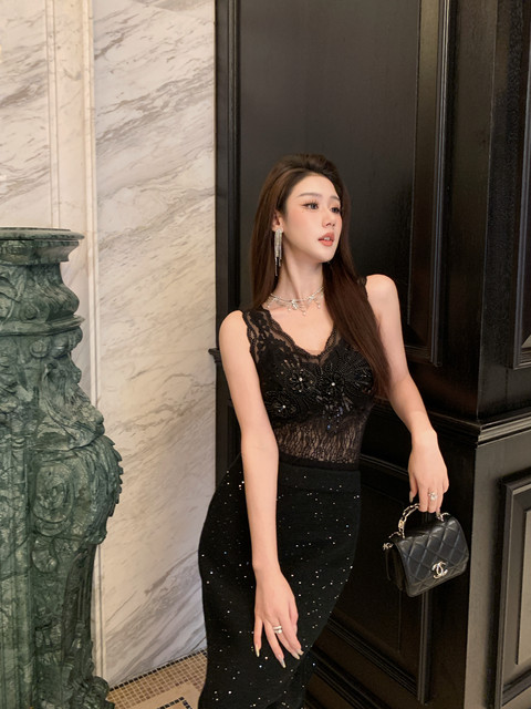 Hollinna Heavy Craft Handmade Rhinestone Hollow Embroidery V-Neck Strapless Tube Top for Spring and Autumn, Elegant and Sexy Top for Socialites