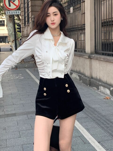 Hollinna High-Waisted Velvet Shorts for Women, Spring and Autumn 2025 New Style, Straight-Leg, Slimming, Trendy, Winter Black, High-End, Versatile