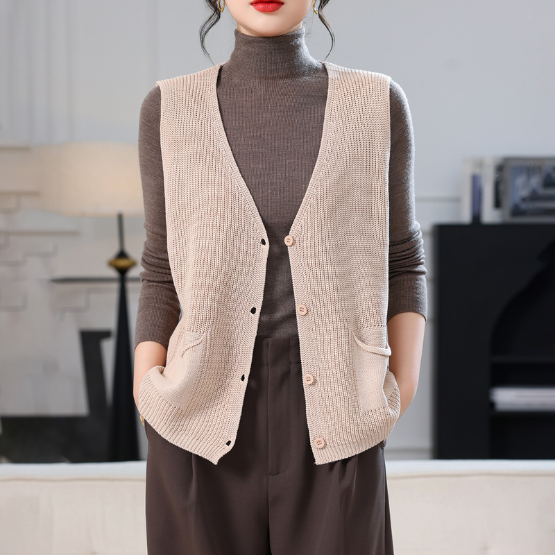 Autumn New Style V-Neck Knitted Vest for Women, Solid Color Sleeveless Cardigan, Versatile Outerwear, Simple Pocket Vest Top Autumn New Style V-Neck Knitted Vest for Women, Solid Color Sleeveless Cardigan, Versatile Outerwear, Simple Pocket Vest Top