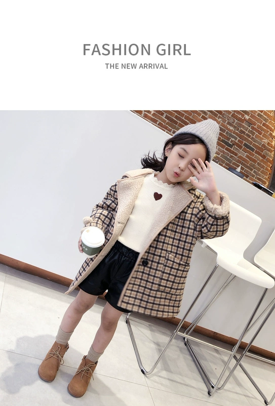 Áo khoác bé gái 2018 phong cách mới cho bé gái mùa đông phiên bản kẻ sọc Hàn Quốc trong phần dài cộng với áo khoác len nhung trẻ em