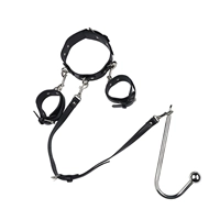 Наручники воротника содержат однообольный анальный крюк