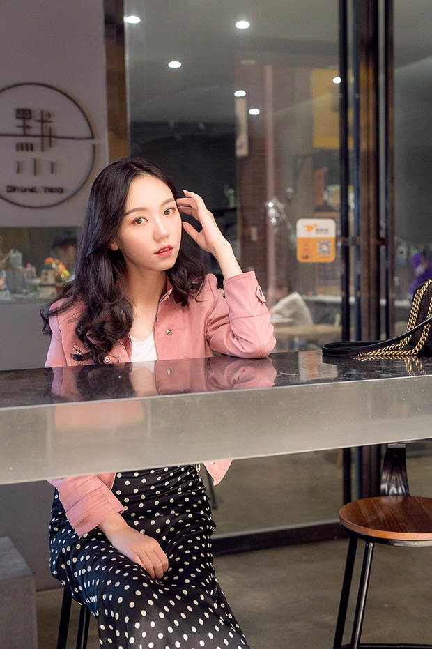 Xuân 2018 mùa xuân mới áo khoác gió nữ ulzzang retro da lộn in áo khoác xe máy ngắn đầm nữ