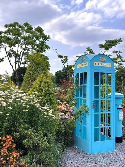 Розово-голубой набор: телефонные будки, почтовые ящики, уличные знаки, ландшафтные двойные скамейки, украшения для торговых центров, реквизит для баров в наличии.