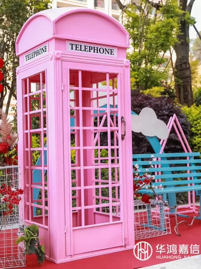 Розово-голубой набор: телефонные будки, почтовые ящики, уличные знаки, ландшафтные двойные скамейки, украшения для торговых центров, реквизит для баров в наличии.