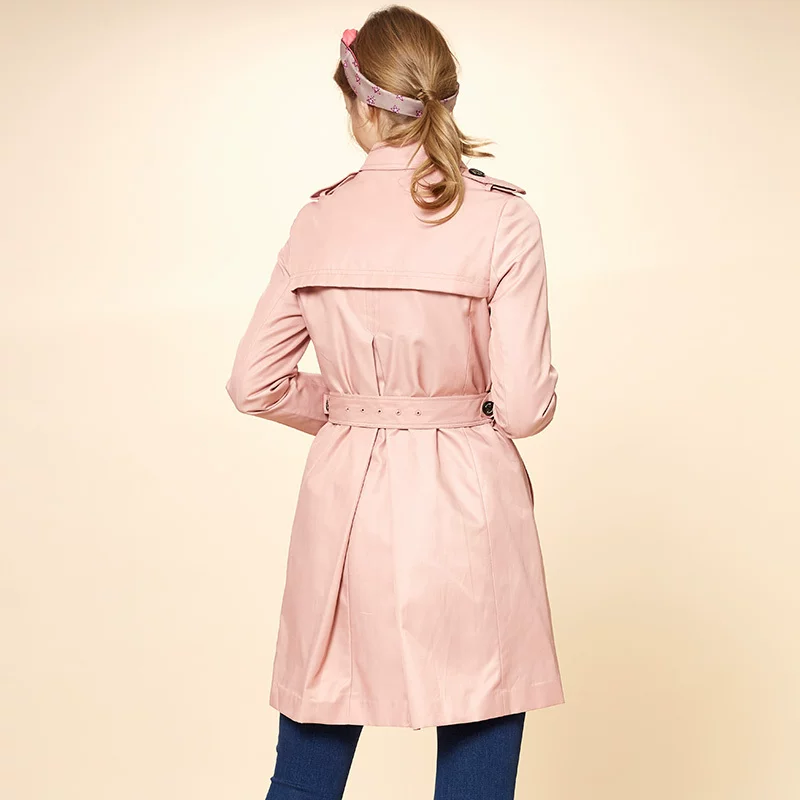 Классический приталенный корсет/костюм? Это Phrase: "Classic fitted brace, bow tie, trench coat, jacket, British style" перевод: "Классический приталенный бюстгратор? нет" Brace is ambiguous: brace could be suspenders. In clothing, brace = подвязка/ подтяжки. But