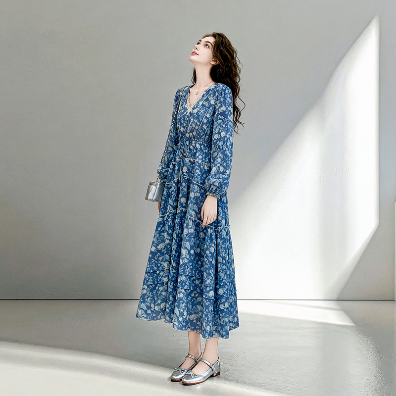 French Gentle Style Blue Floral Long-Sleeved Dress for Women 2026 New Autum Style V Neck Waist Slimming Long Skirt