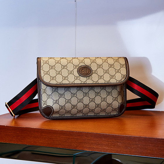 香港女包2024新款潮网红同款宽带斜挎胸包ins百搭印花信封虎头包