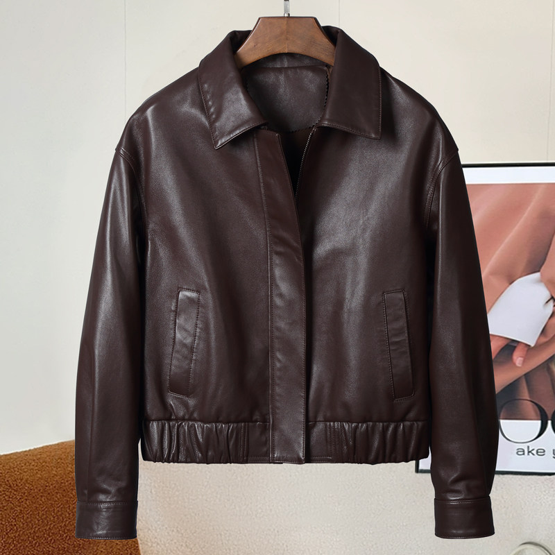 女性用ショート丈、ゆったりとしたシルエット、植物タンニンなめしのシープスキンレザージャケット。カジュアルなモーターサイクルスタイル、ラペル付き。春秋向けの新スタイル。