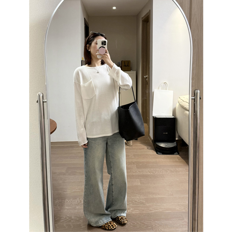 Heavyweight Vintage Distressed Design with Slightly Frayed Hems, Mid-Rise Slightly Loose Straight-Leg Jeans