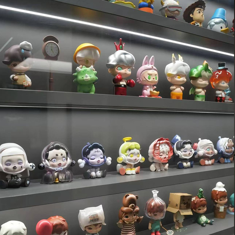 定制玻璃门展示柜怎么选？2026年兴趣收纳新趋势你跟上了吗？