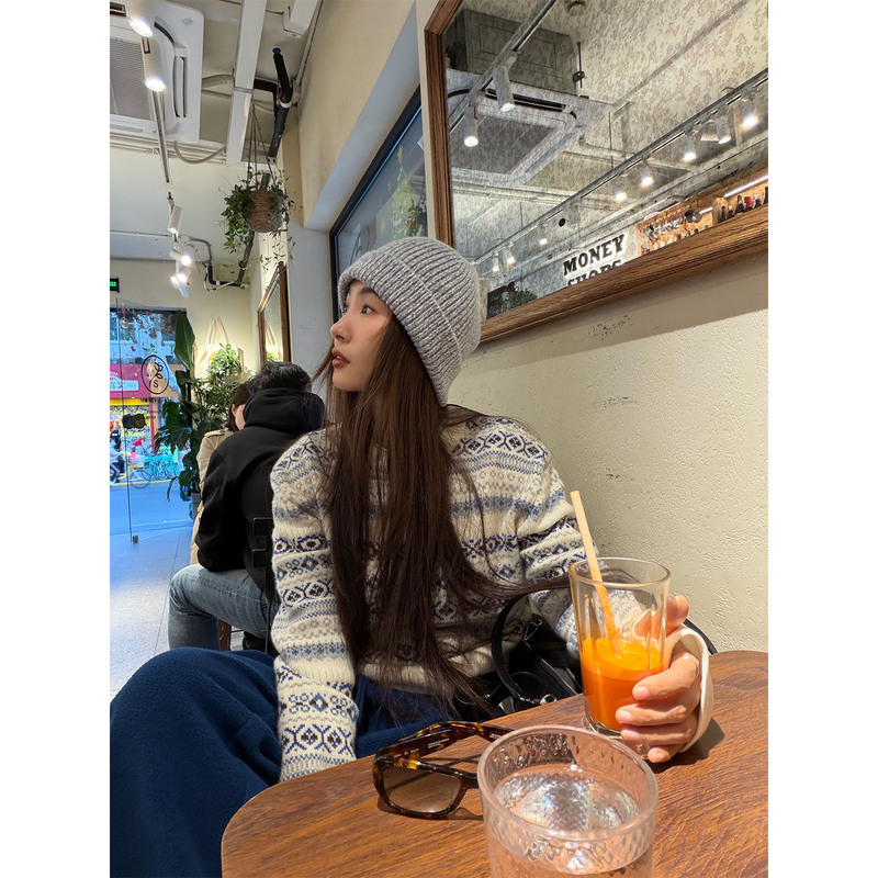 Inaien Xiaoxiao's Home Collection, the "Christmas Fair Isle" White Wool Sweater, Is a Loose-Fitting Sweater for New Year's That Can Be Worn as an Inner Layer or as Outerwear
