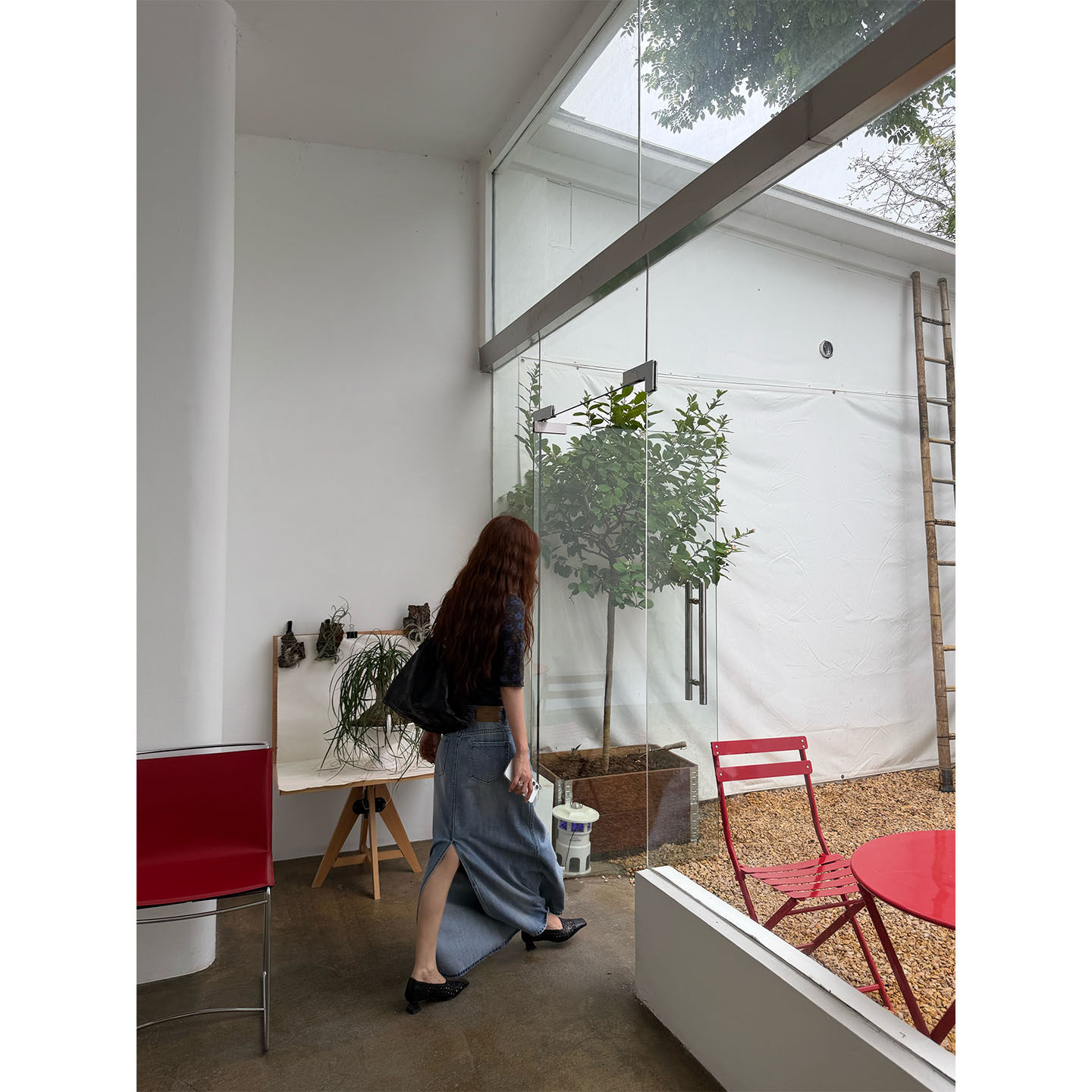 INAIEN笑笑家 "Санторини" прямая облегающая стройнящая джинсовая юбка с разрезом