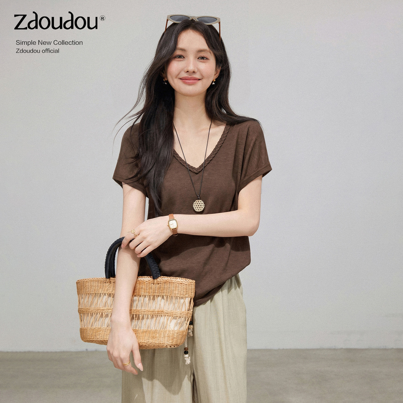 Zhang Doudou Coffee-Colored V-Neck Short-Sleeve T-Shirt for Women, Summer Design, Versatile, Elegant, Pleated, Waist-Cinching, Slimming Top