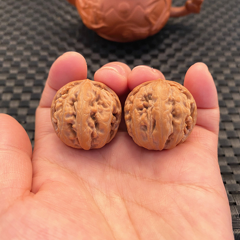 Mini-text playing walnut delicate 30 left and right small hand twisted round coral vein coarse gluten octagonal Oxford red wild male