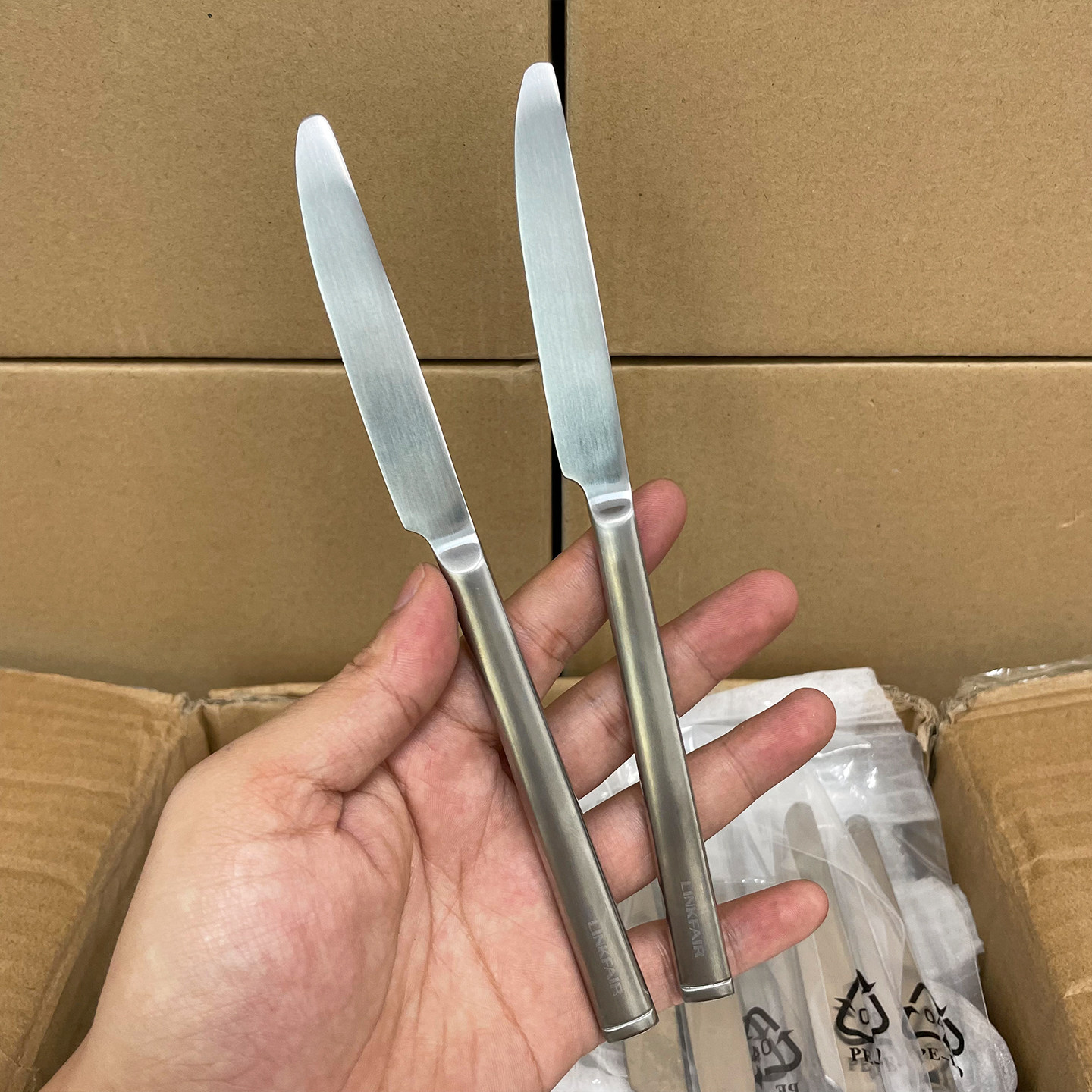 高級ブランドのステンレス製洋風ディナーナイフ、ステーキナイフ、家庭用メインコースナイフ。ステーキを切るために特別に設計されており、鋭い鋸歯状で厚みがあります。