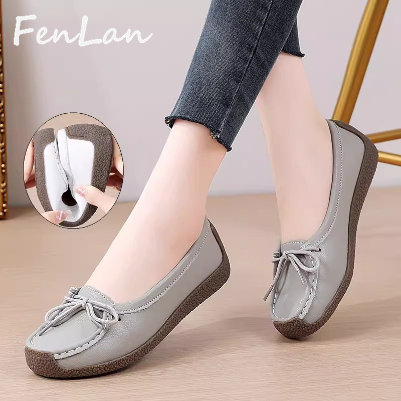 中高年女性向けの、ゴム底と柔らかい表面を備えた、カジュアルなスタイルのソフトソール・スリッポンレザーシューズ。