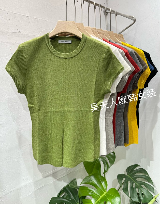 Fashionable Short-Sleeve Knitted Top with Small Metal Plate on the Back, Made of Merino Wool, Slim-Fit Ribbed Design, New European Style for Women 2026 Fashionable Short-Sleeve Knitted Top with Small Metal Plate on the Back, Made of Merino Wool, Slim-Fit Ribbed Design, New European Style for Women 2026