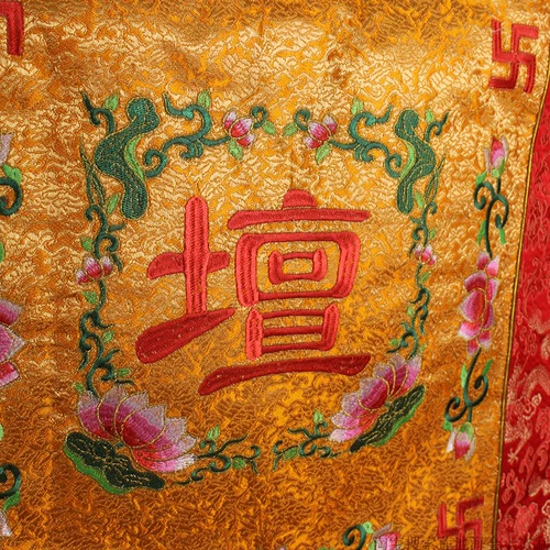 Храмовый стол, окружающий истинную вышивную вышивку благовония Внутренний алтарь, конференция по закону о воде и земле Семь алтарей Семь алтарей, баннеров, подвесное пламя