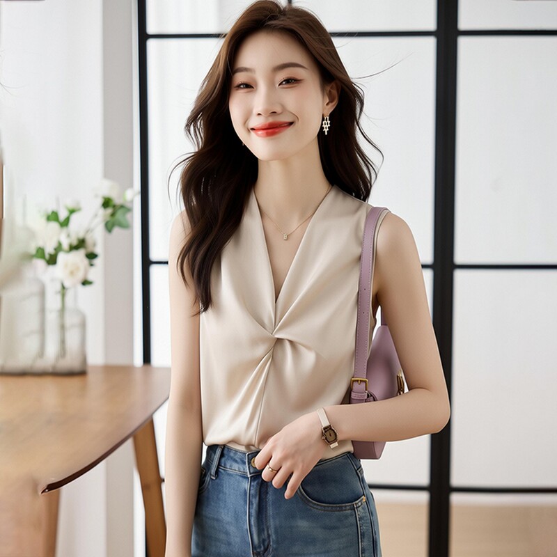 French-Style Halter Neck Sleeveless Camisole for Women, Summer 2026 New Model, High-End Inner Wear for Petite Figures, Backless Silk Top