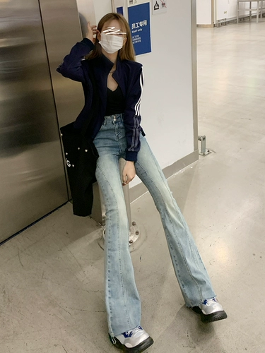 Ретро джинсы, дизайнерские штаны, приталенный ростомер, штаны-клёш, в американском стиле, тренд сезона, облегающий крой, свободный крой