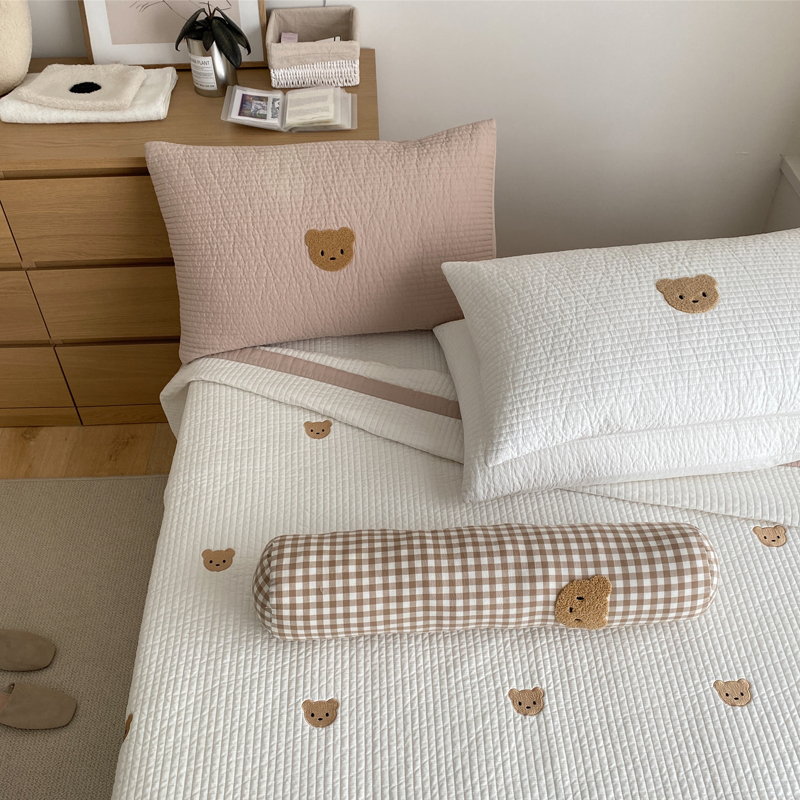 (fuishan strawberry) Korean small bear towel embroidered pure cotton bed cover three sets of full cotton thickened sheet air conditioning quilt
